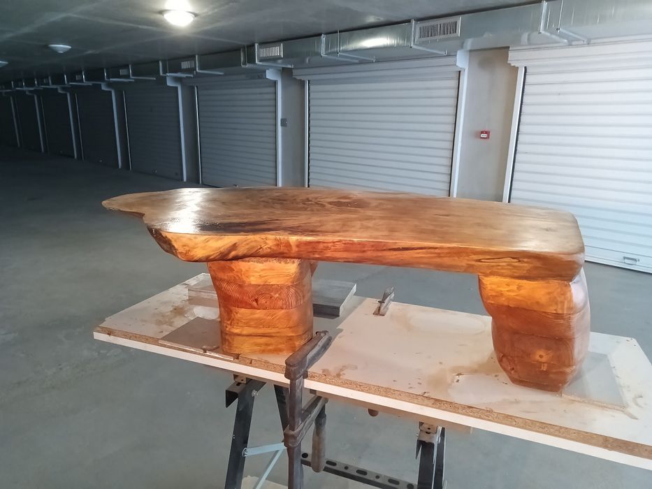 Ръчно изработена маса от три вида дърво