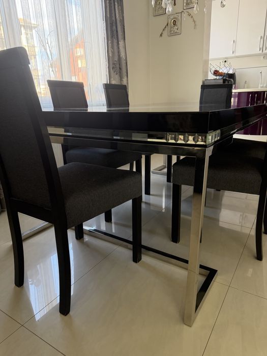 Трапезна маса със столове