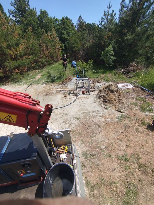 Почистване на сондажи(еърлифт) ,вадене и пускане на помпи