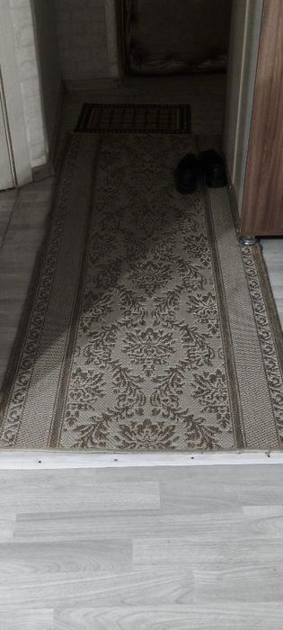 Диван,две спальные кровати,ковры,шторы.