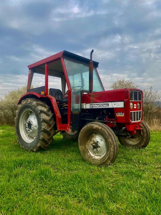 Vand sau schimb tractor International 323