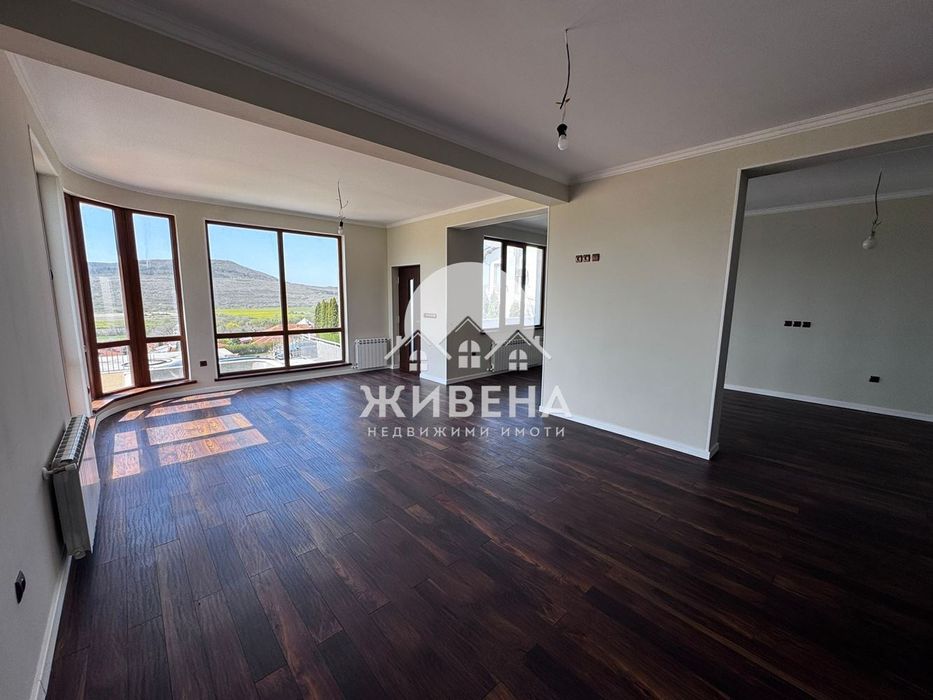 Продава триетажна къща с басейн в с.Оброчище