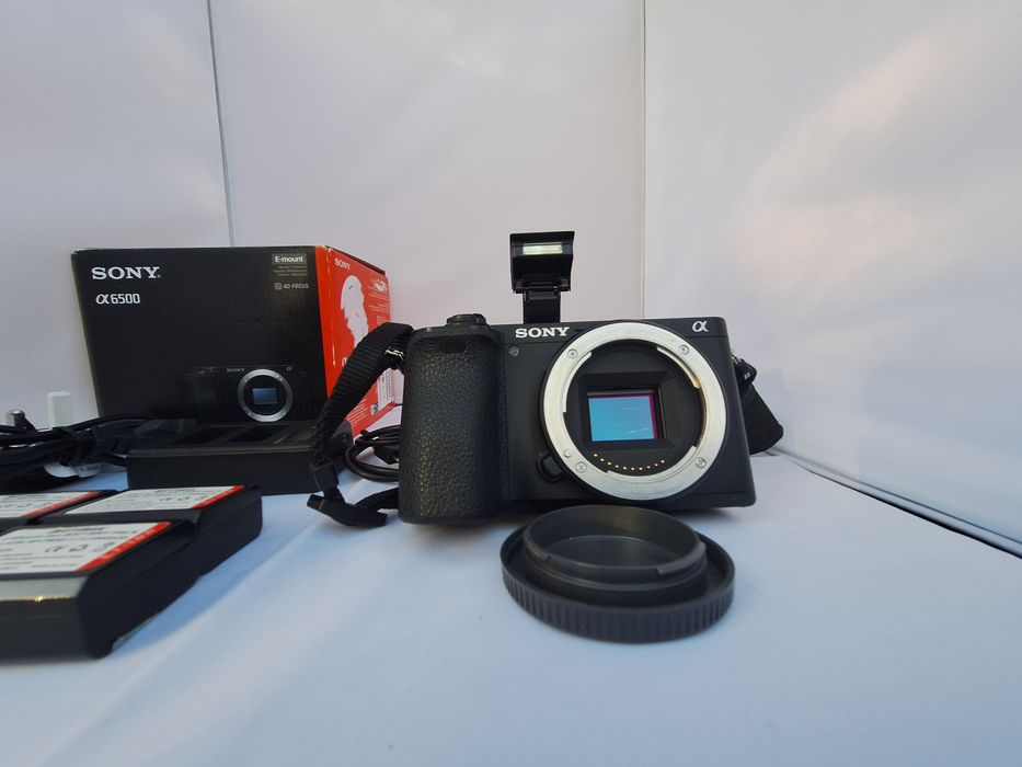 Sony a6500, grip meike, 2 încărcătoare, 4 acumulatori, obiectiv;