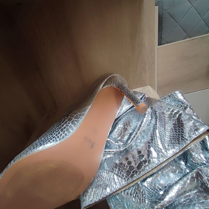 Атрактивни ботуши сребърен цвят .Без никакви забележки.