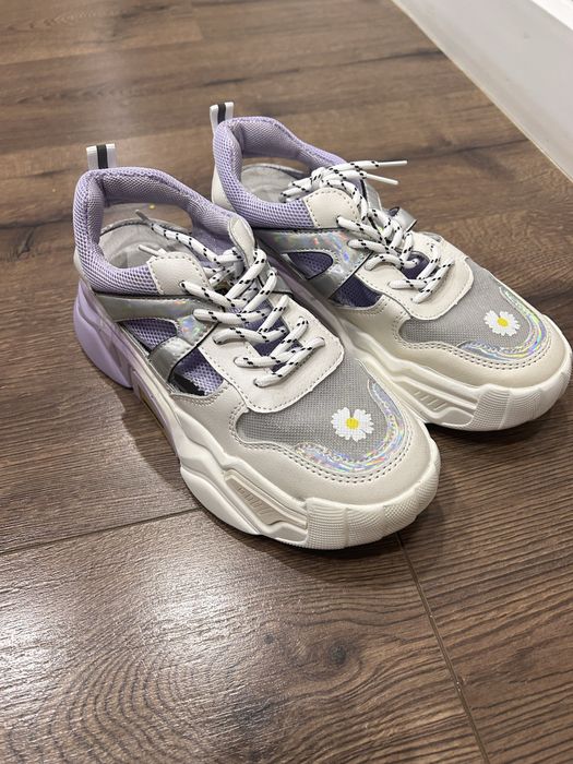 Кроссовки для девочек сезон весна , новые.