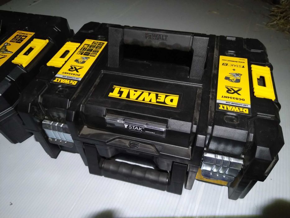 Куфари и зарядни DeWalt