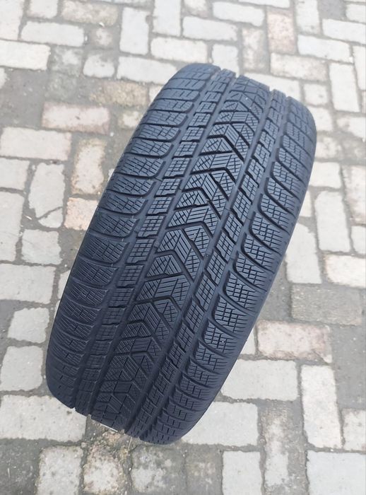 O bucată 275/45 R21 M+S iarnă - una Pirelli Goodyear