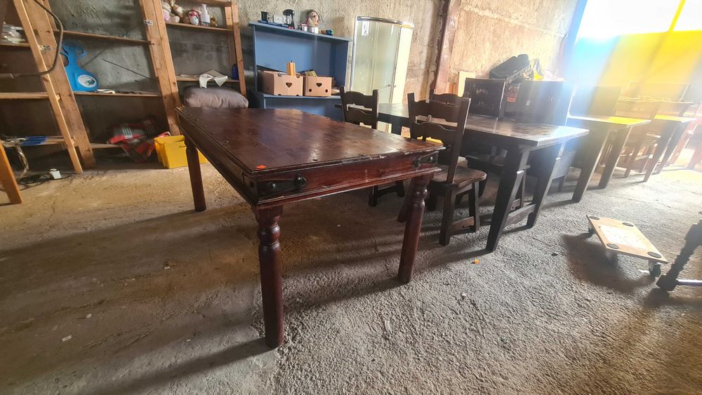 масивна маса с обкови от ковано желязо