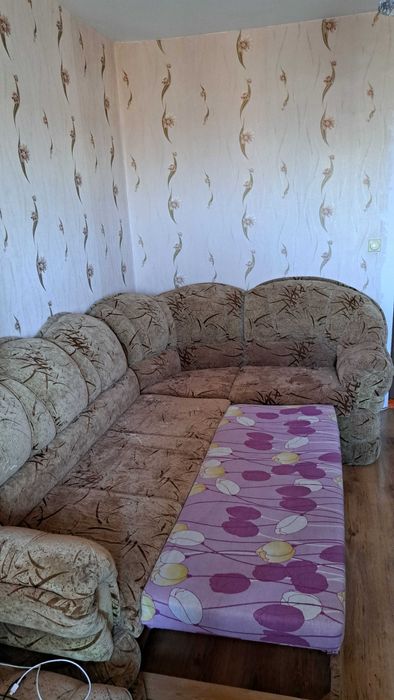 Ъглов диван с 2 табуретки