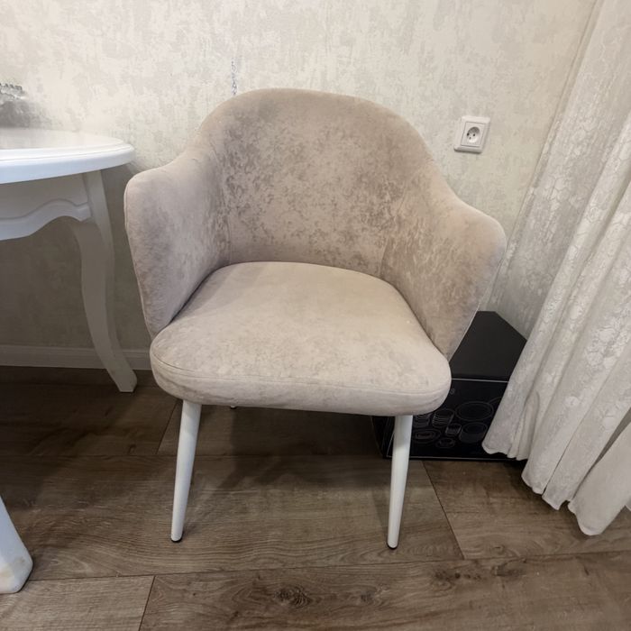 Продам стол и стулья