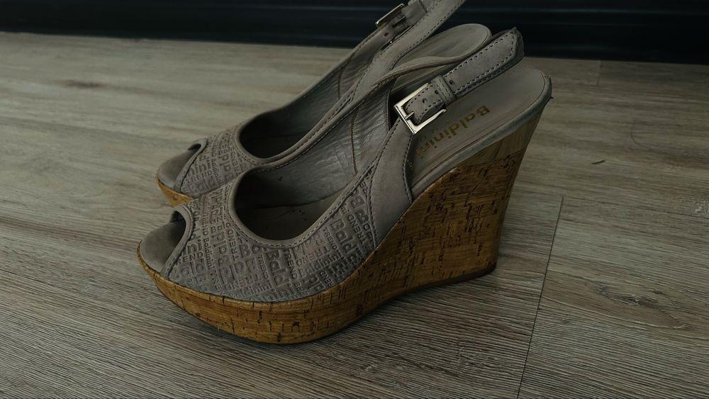 Продам босоножки