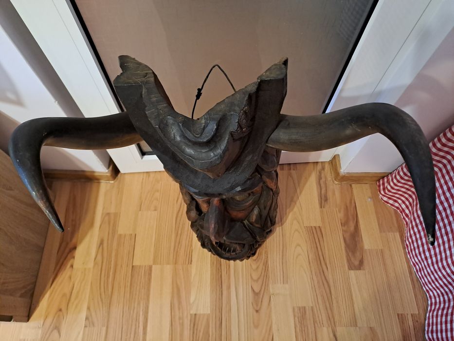 Masca decorativa sculptata din lemn, cu coarne veritabile,foarte veche