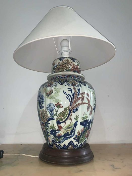 Veioza portelan pe soclu de lemn