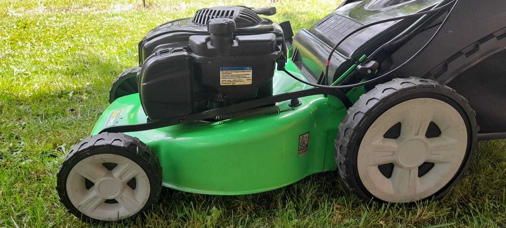 Masina  de tuns iarba cu autopropulsie
