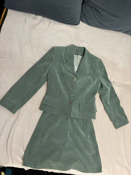 Официален зелен костюм, нежна мека материя, идеален