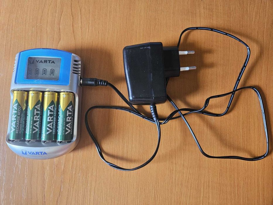 Incarcator acumulatori Varta cu LCD