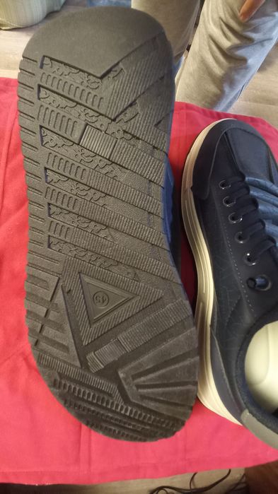 Кроссовки спортивные