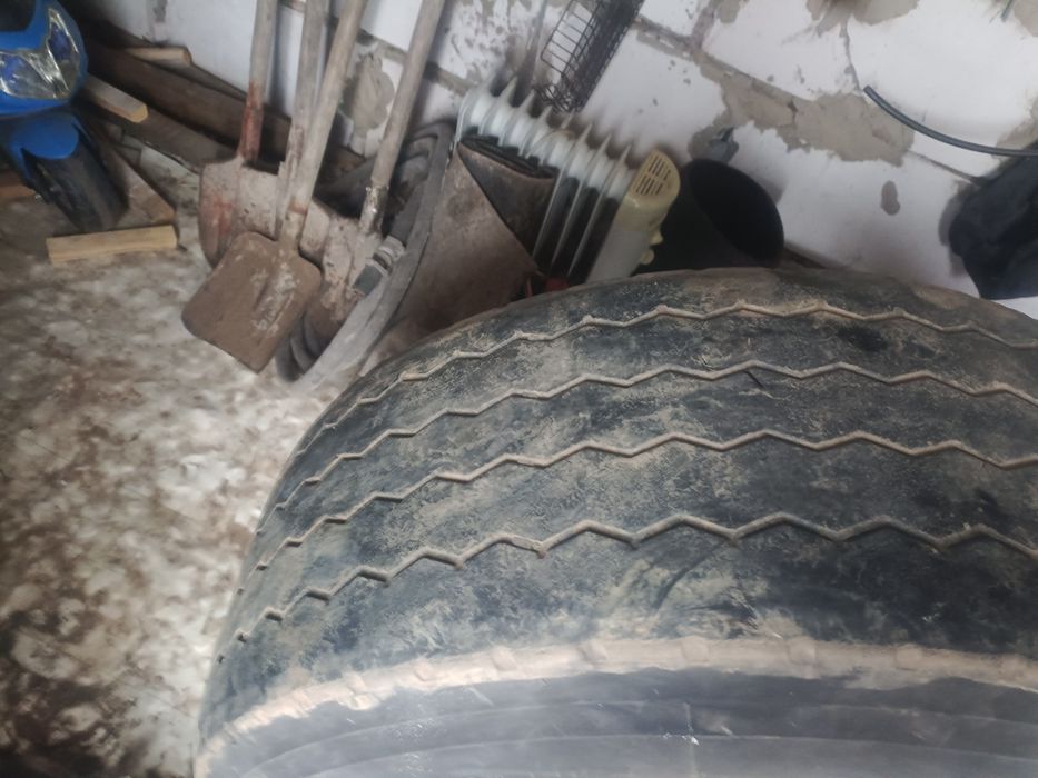 Продам грузовую шину