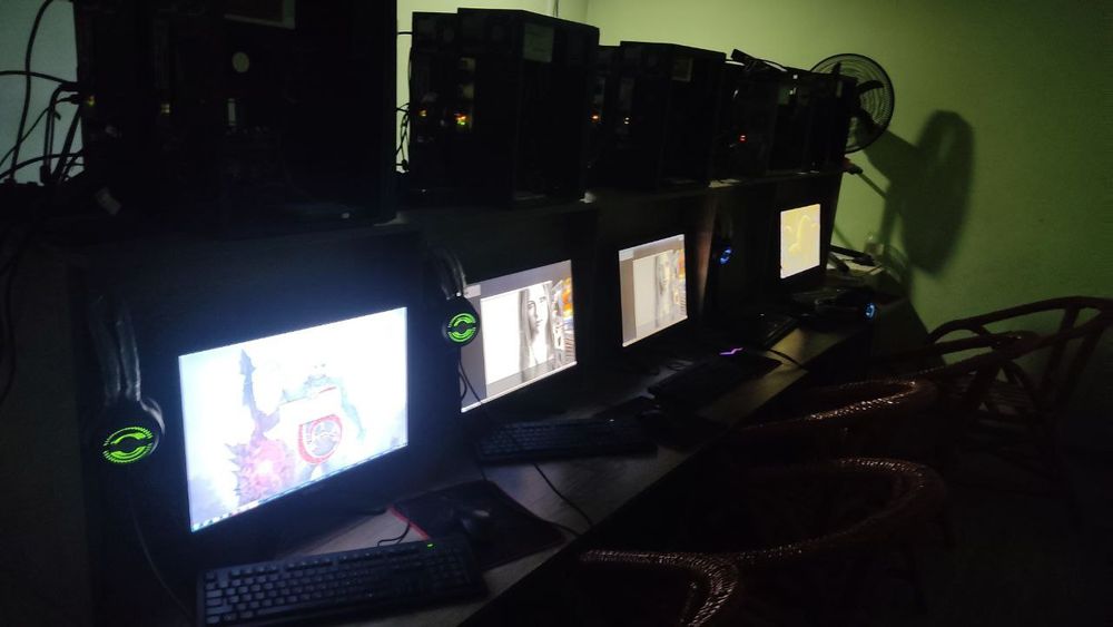 Компьютер сотилади, срочно(полный комплект )