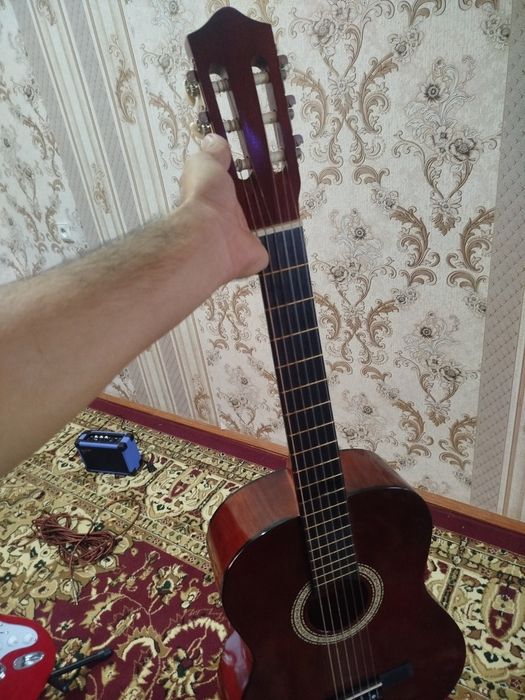 Klassik Gitara yangi 1 oy buldi olganimga sotiladi.Aybi yoq