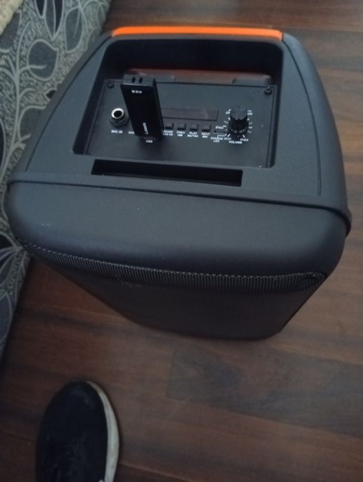Vând boxa perfect funcțională/portabilă Bluetooth,USB, încarcător