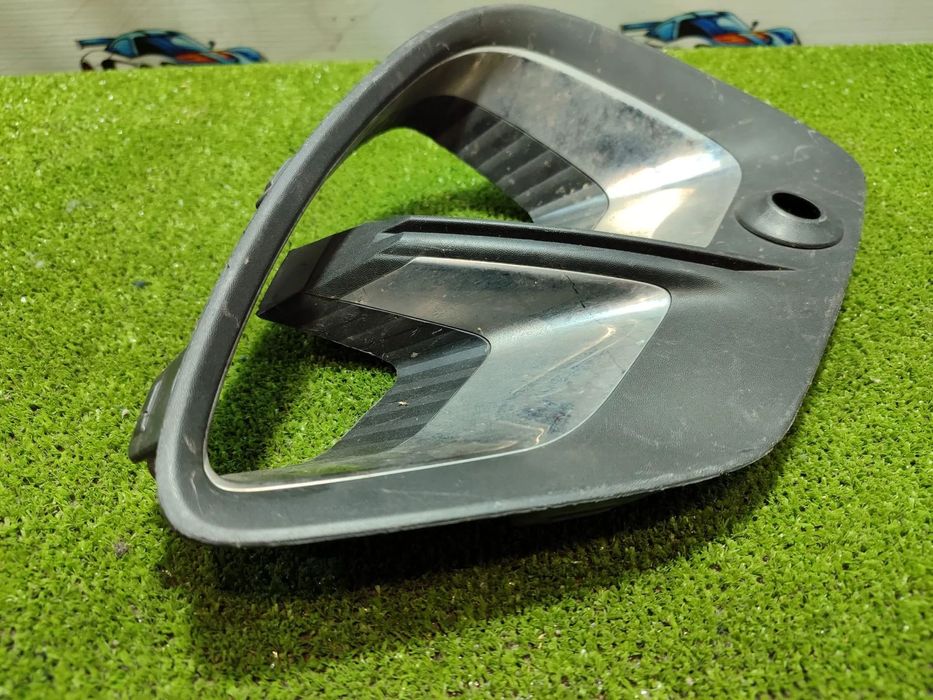 GRILA BARA FATA DREAPTA NISSAN JUKE HYBRID 1.6 BENZINA 2023 COD OEM 261A21107R / 261A27768R / HATCHBACK 5 USI / 2022-2024