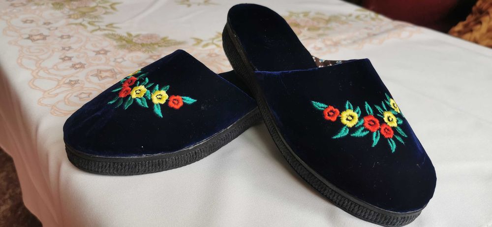 Чехлички, пантофи от синьо кадифе