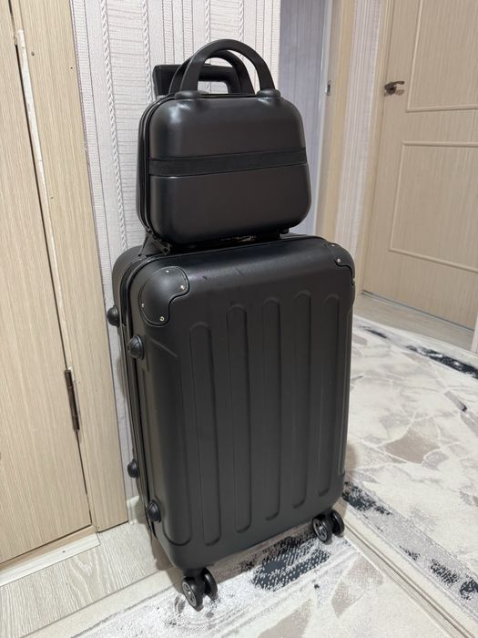 Новый чемодан с косметичкой