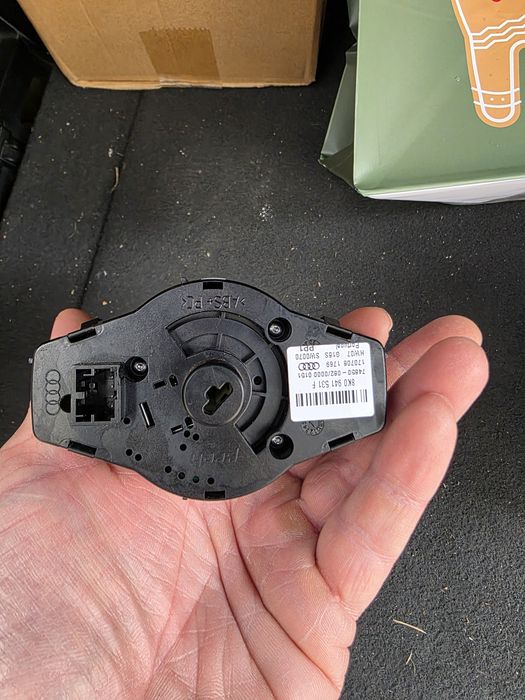 Ключ за фарове на Ауди А4 б8 и пласмасата