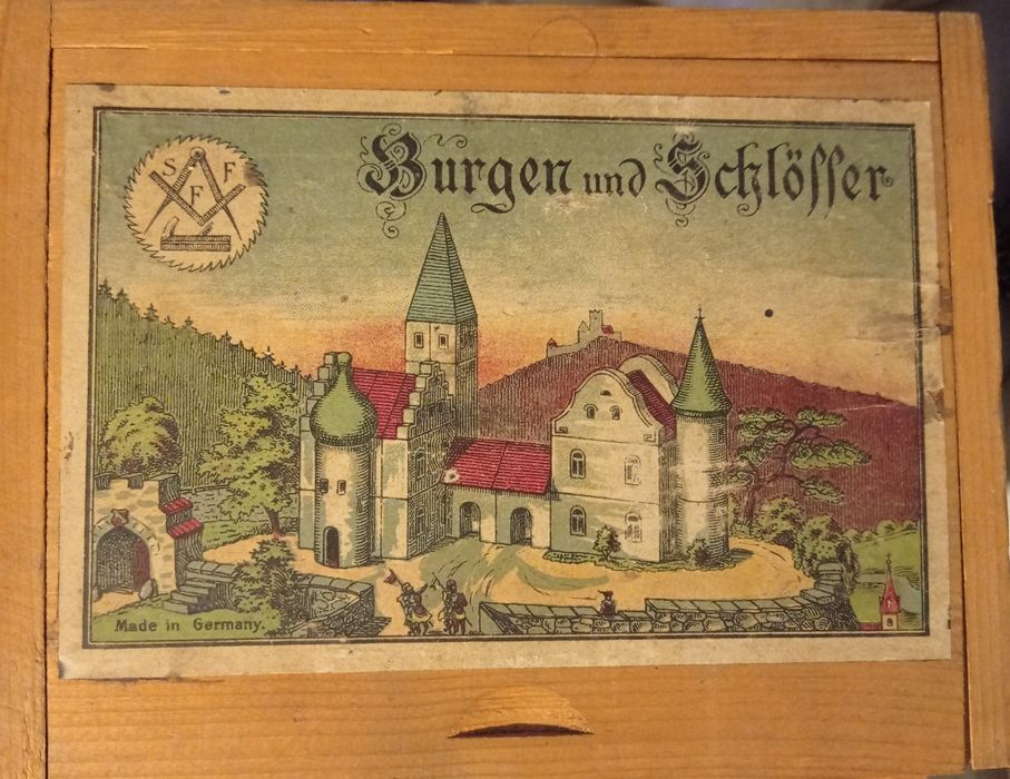 Vand sau schimb obiecte vechi.Preț în funcție de obiectul ales.