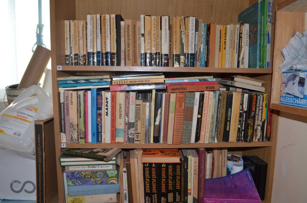 Подарявам количество стари книги