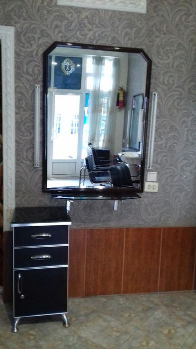 Продаётся  зеркало ,  со стеклянной  подставкой и тумбочкой и кресло