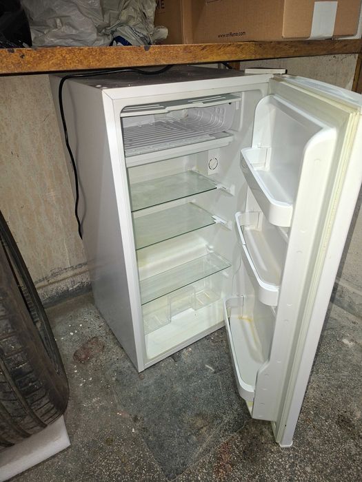 Малък хладилник пе.фекно работещ