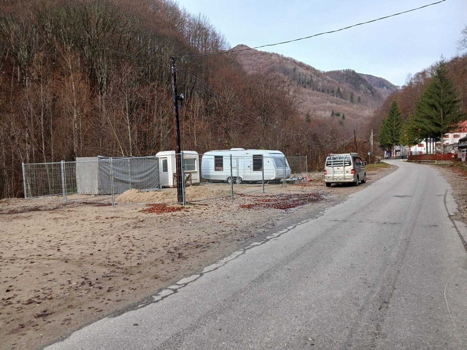 teren 300mp si rulota mare la munte langa rau