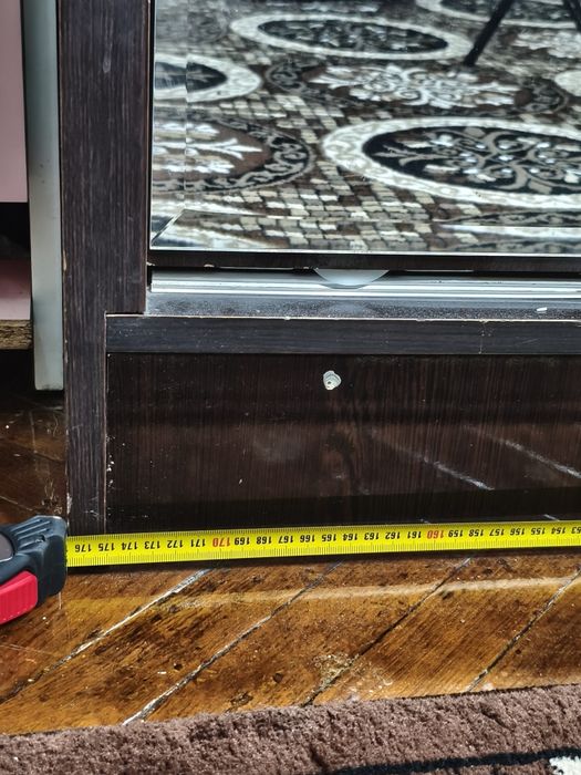 Shkaf uzunligi 1,77 , tepaligii 2,11 , semizligi ,60cm ,