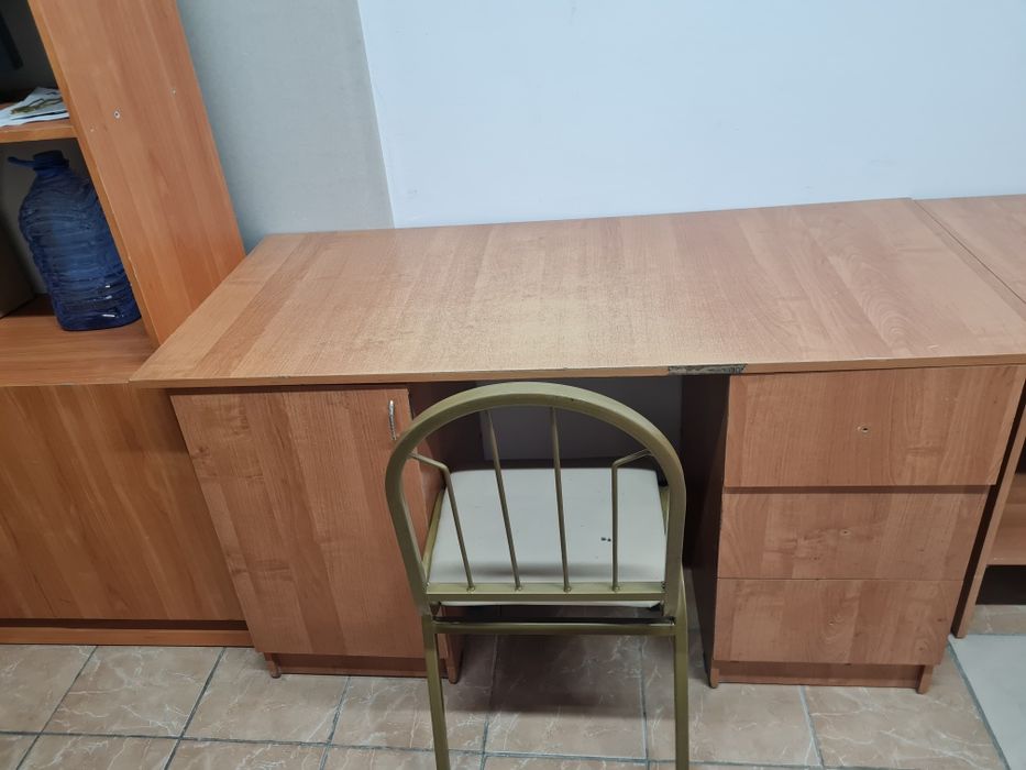 Продам 2-офисных столов,без стулья