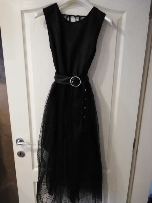 Официална, тюлена рокля на точки.