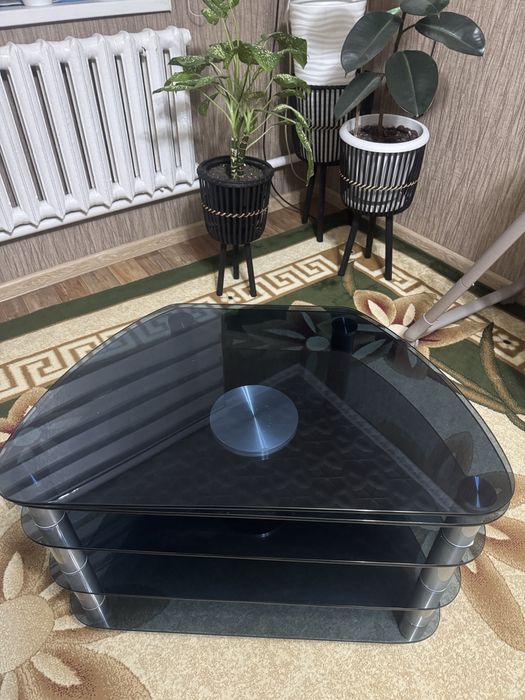 Продается столик для телевизора