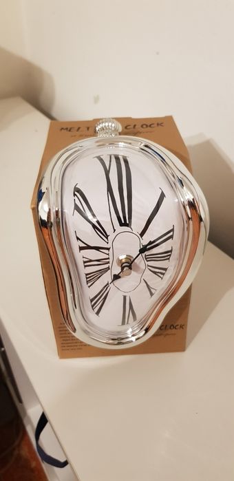 Часы в стиле Сальвадора Дали, стекающие часы