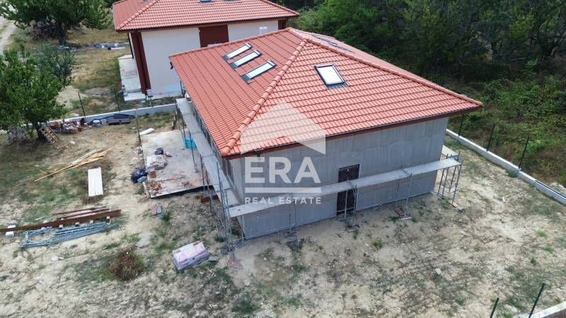 Едноетажна новострояща се къща за продажба, с подпокривно пространство