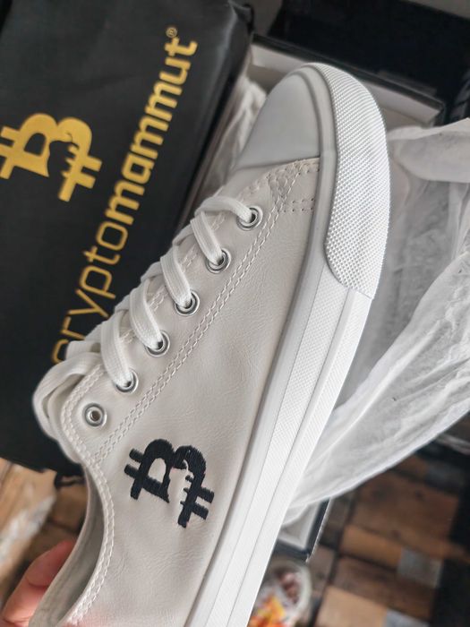 Adidași Albi Bitcoin