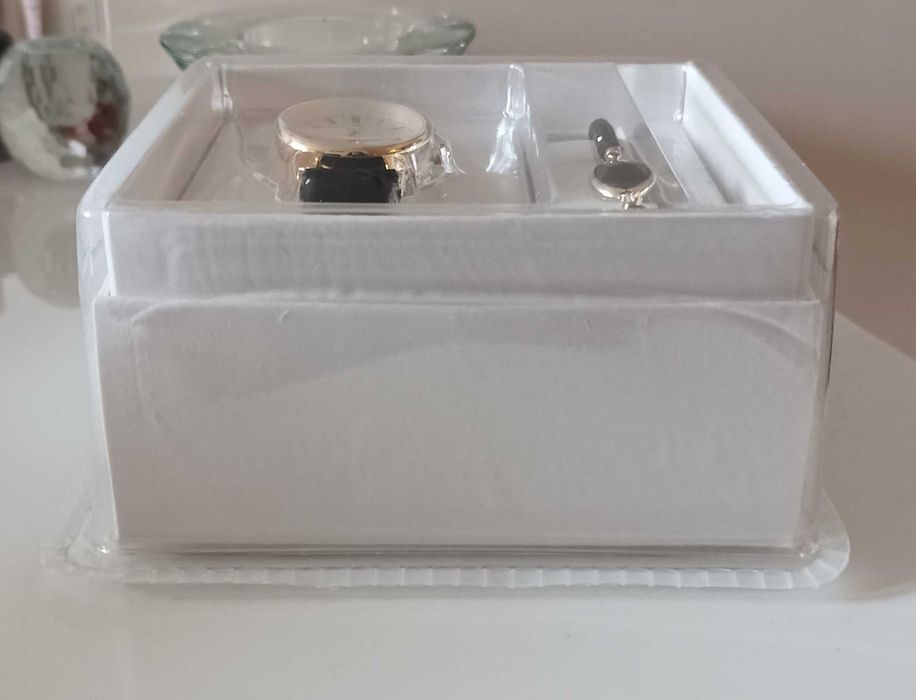 Дамски подаръчен комплект часовник с гривна