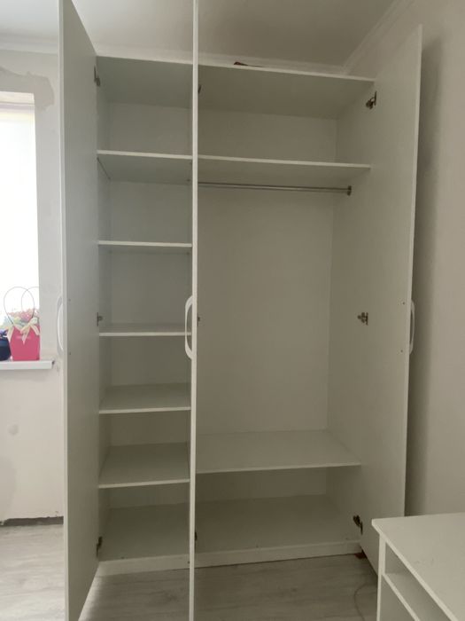 Шкаф белый вместительный