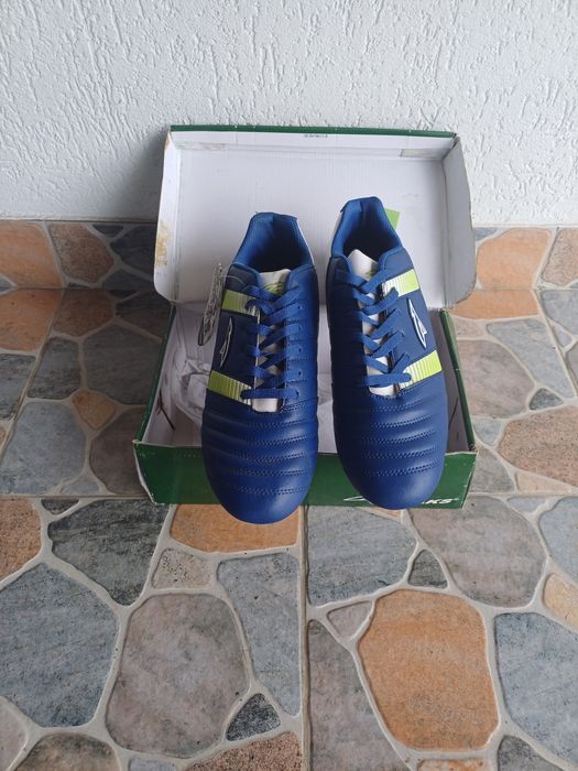 Vand 2 perechi de crampoane pentru fotbal