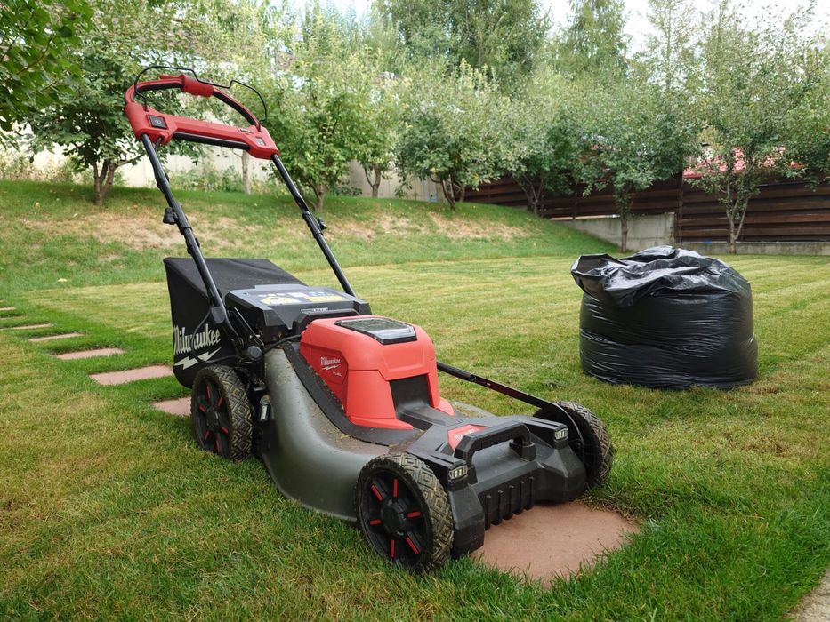 Tuns gazon, scarificare gazon, servicii de gradinarit