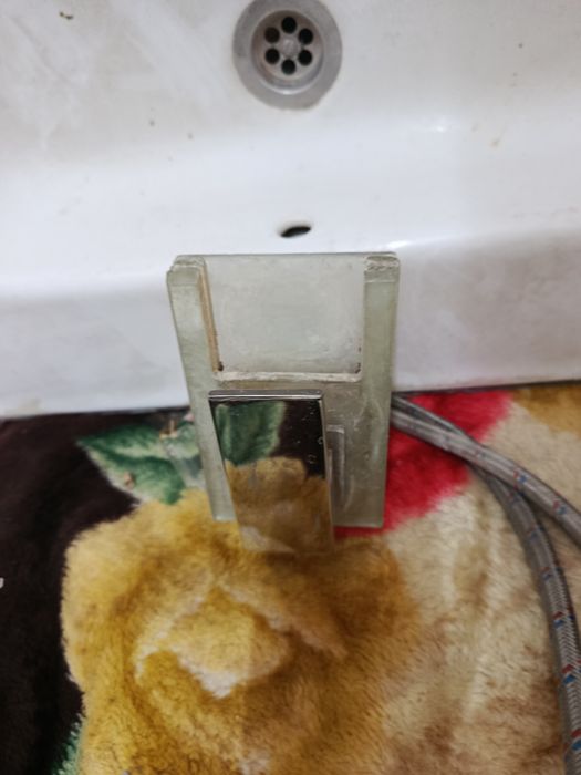 Раковина с краном