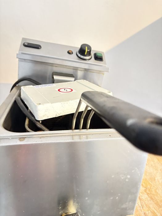 Friteuză electrică profesională inox, 8–10 L, cu robinet de golire
