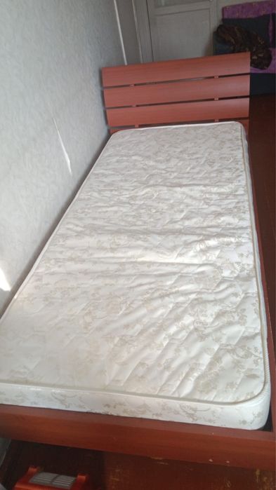 Односпальная кровать с матрасом