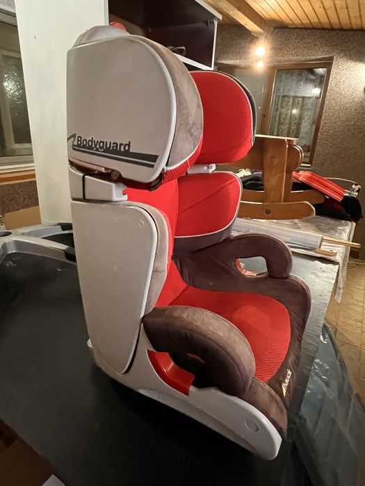 Doua scaune  auto pentru copii.