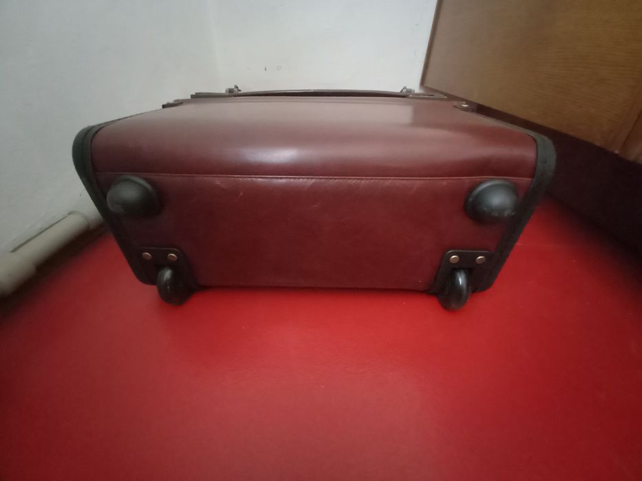 Продам чемодан на колёсах